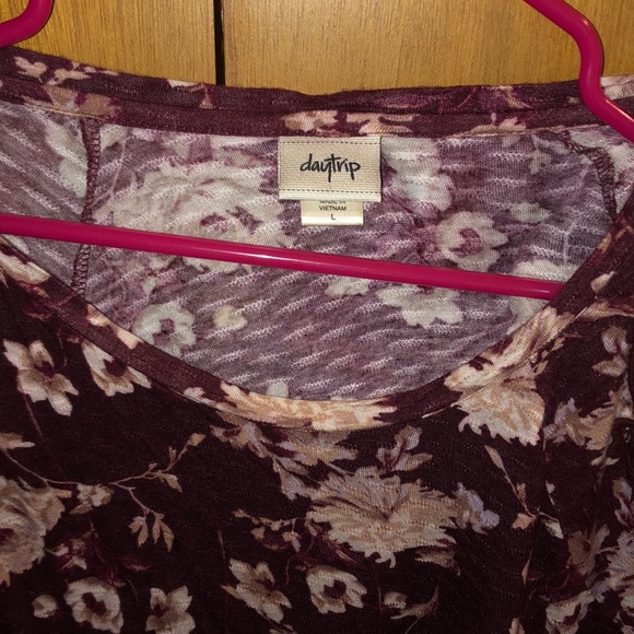 Burgundy cold shoulder flora Daytrip top, L - Picture 2 of 3